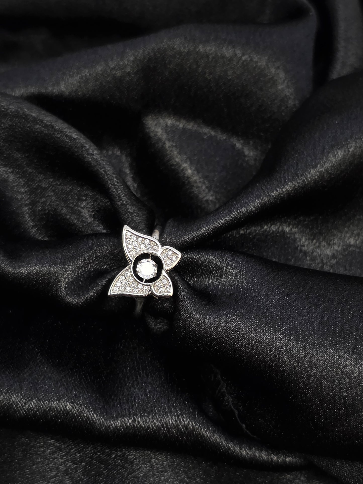 SILVER RING SIZE 6 GR053