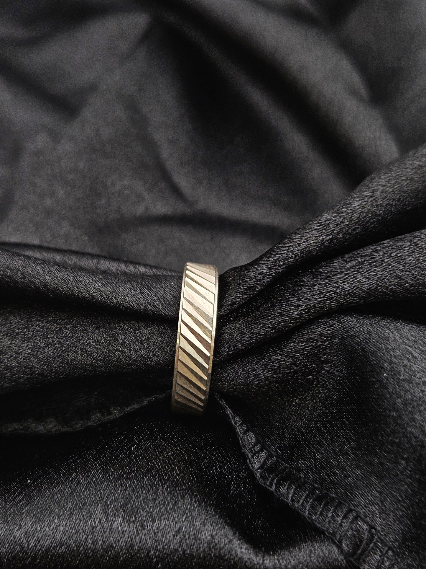 BOYS SILVER BAND SIZE11 BR082