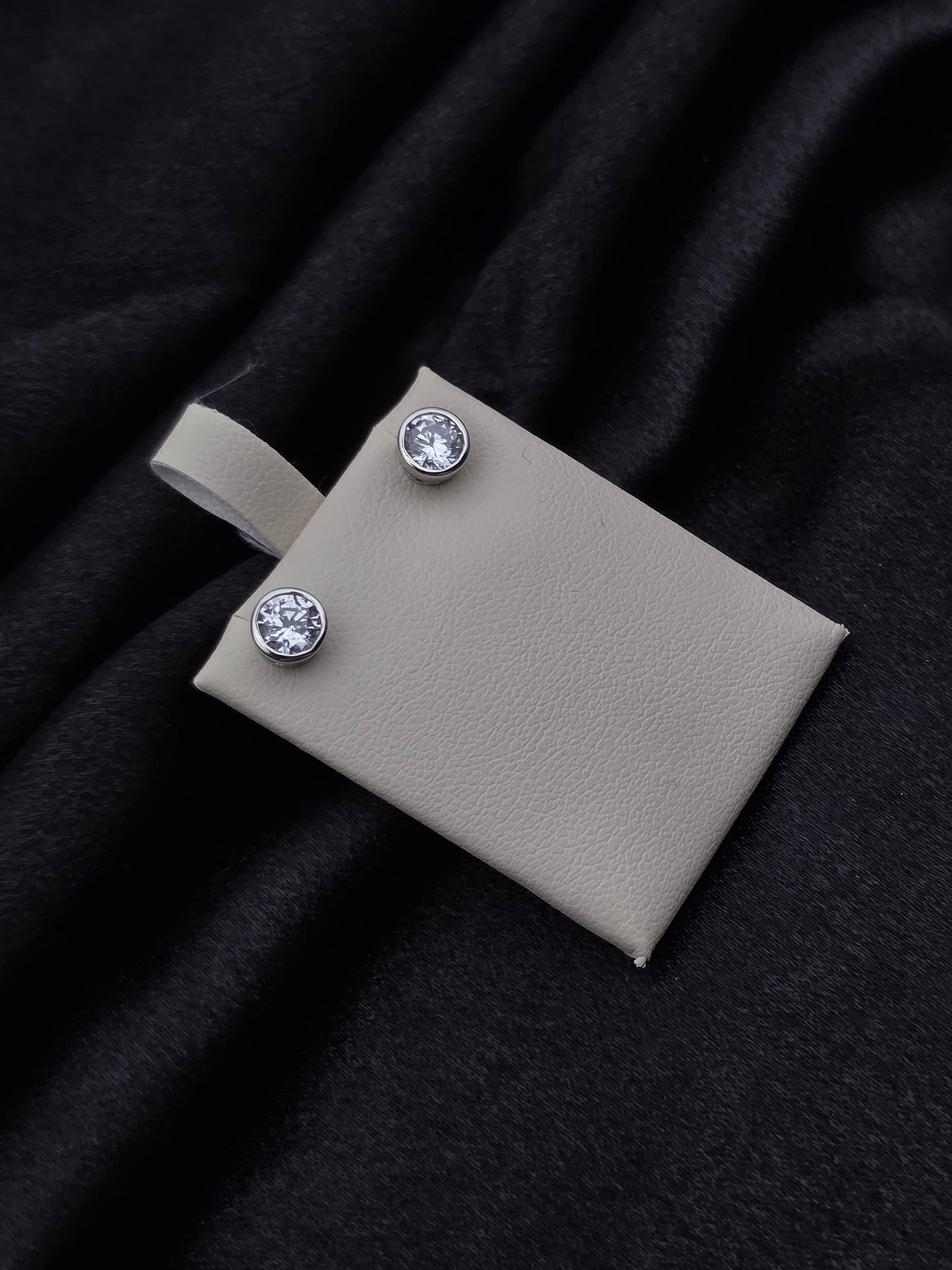 SILVER EAR STUDS GE157