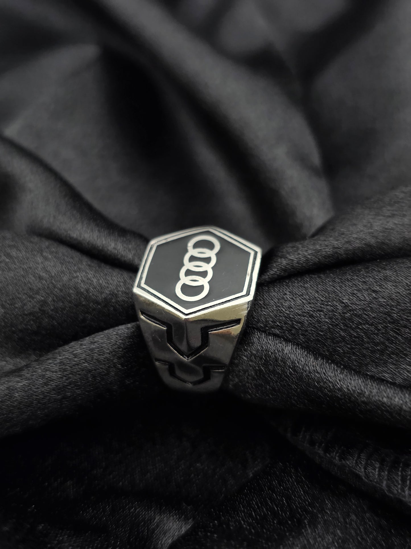 BOYS SILVER RING SIZE 8 BR040