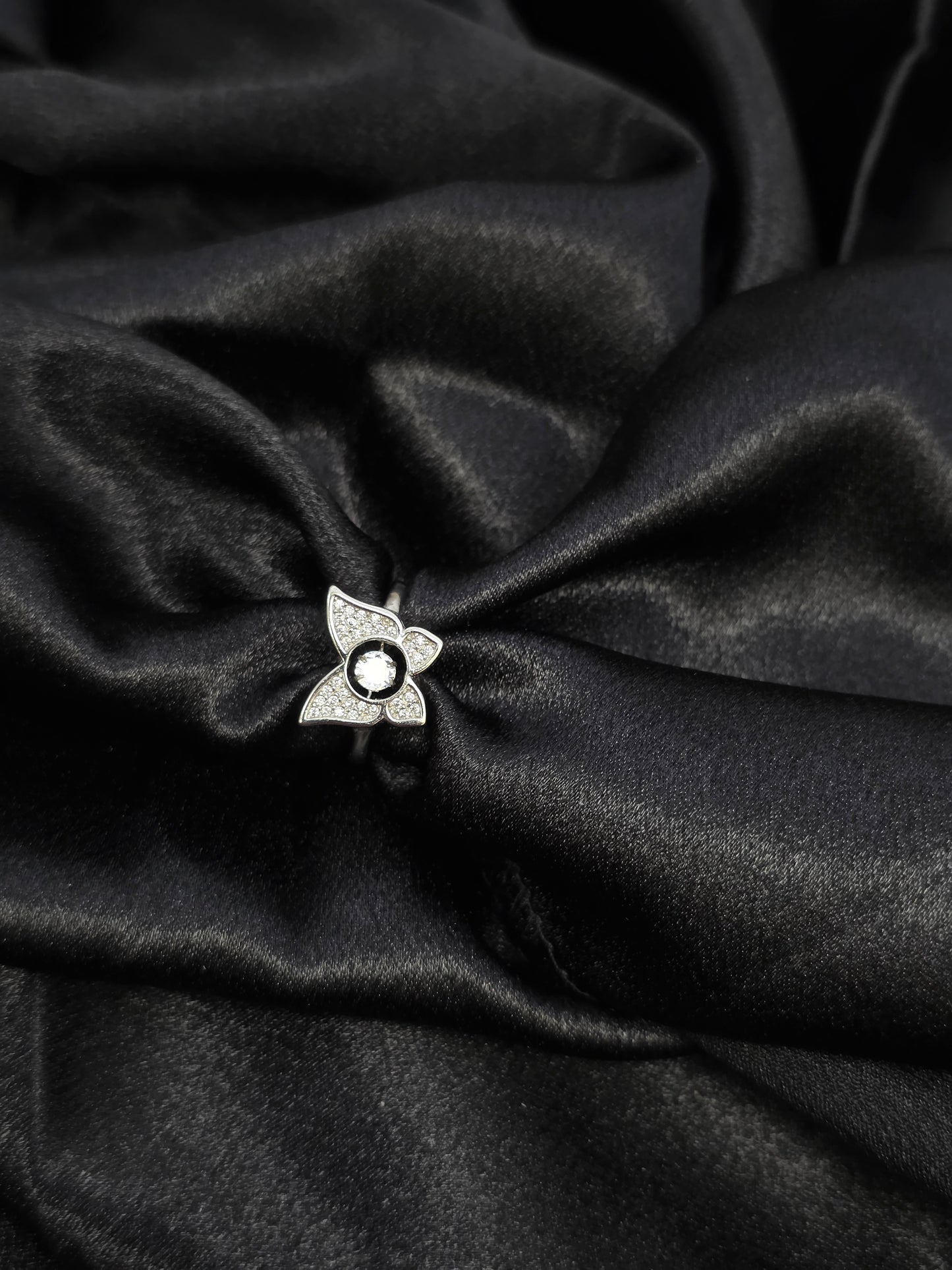 SILVER RING SIZE 6 GR053