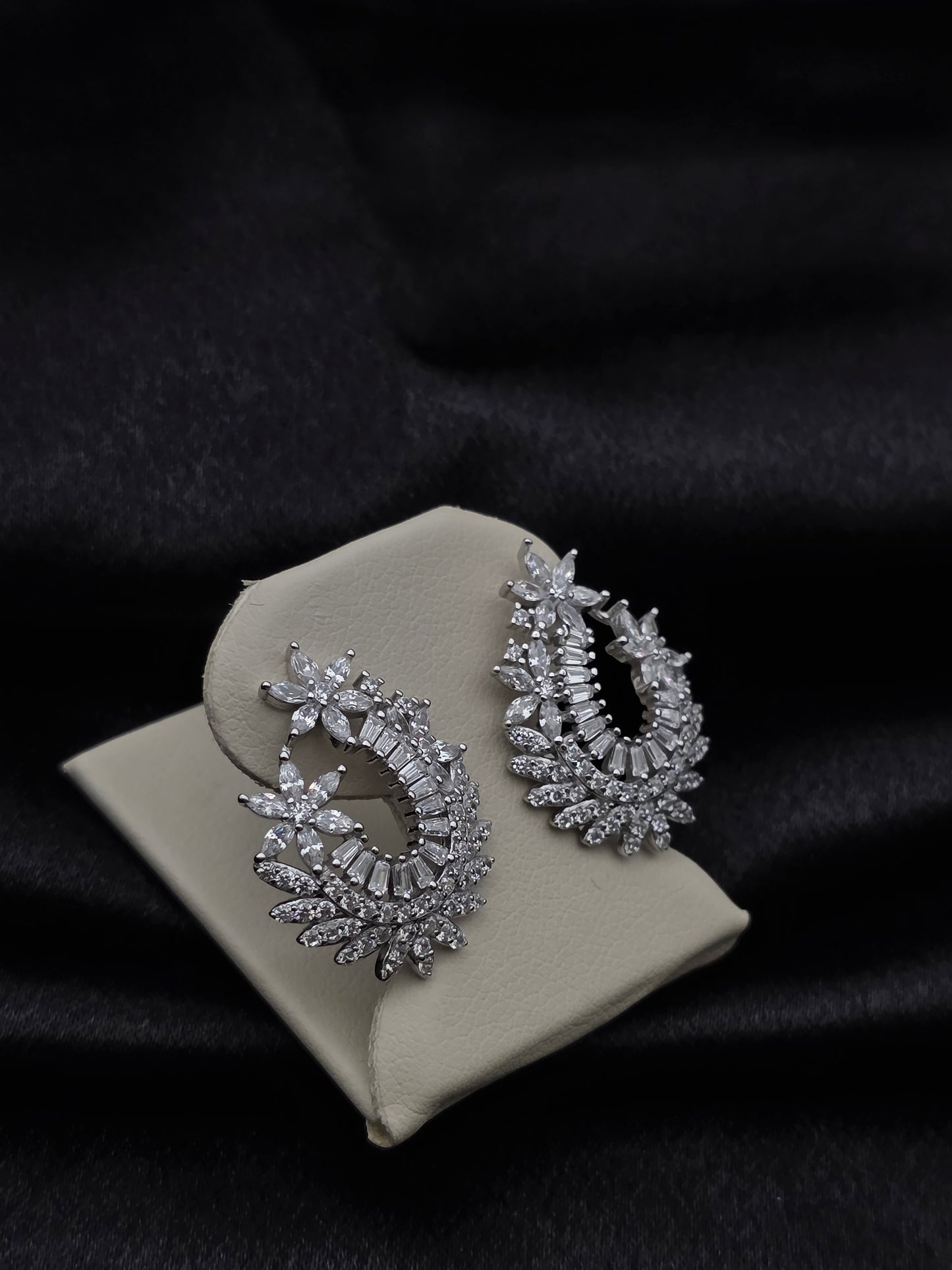 SILVER EAR STUDS GE589