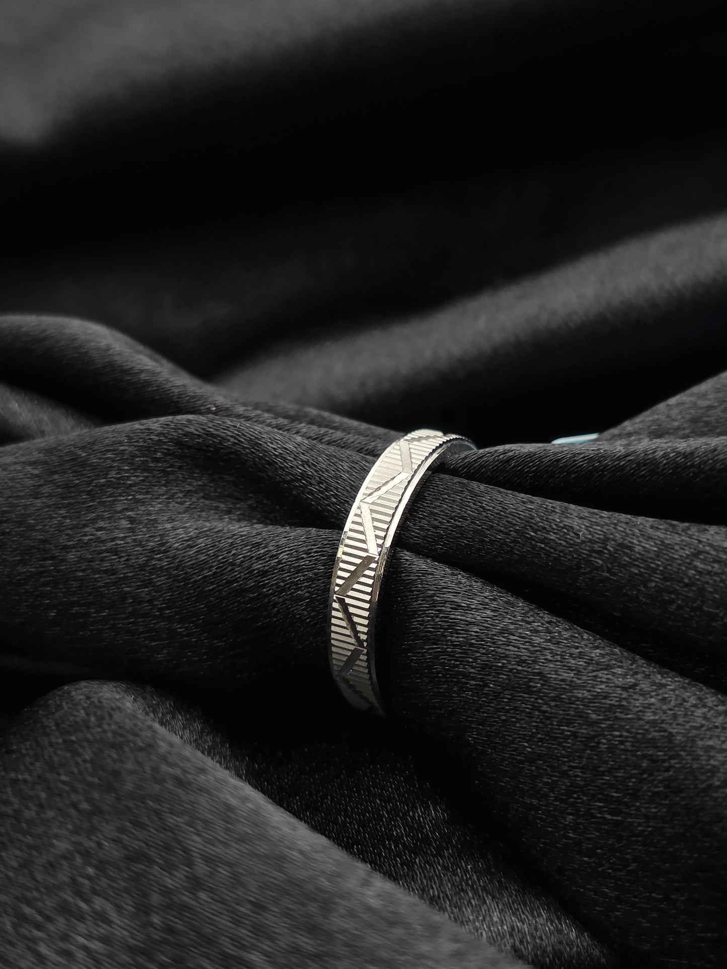 BOYS SILVER BAND SIZE 10 BR101