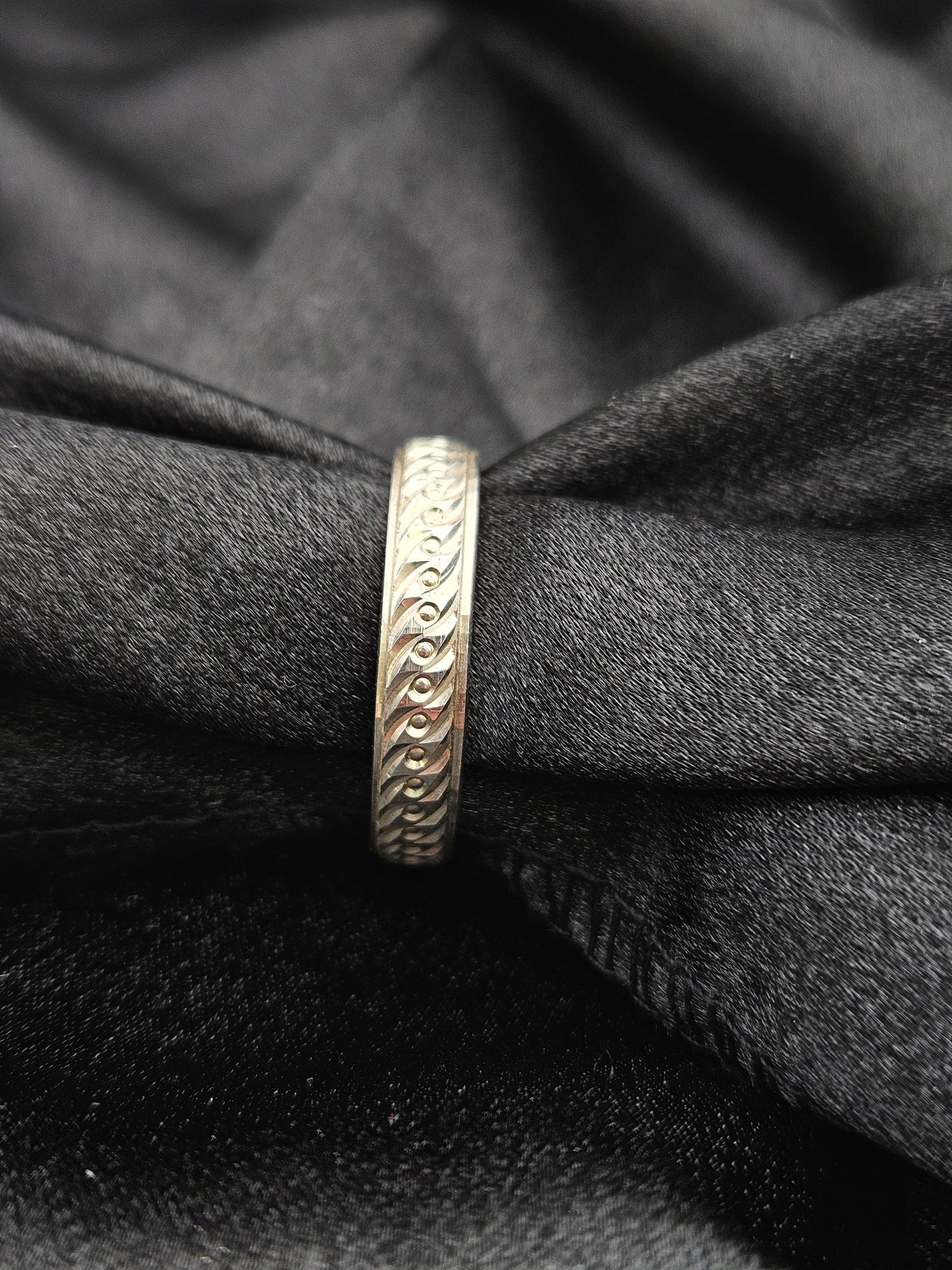 BOYS SILVER BAND SIZE13 BR099