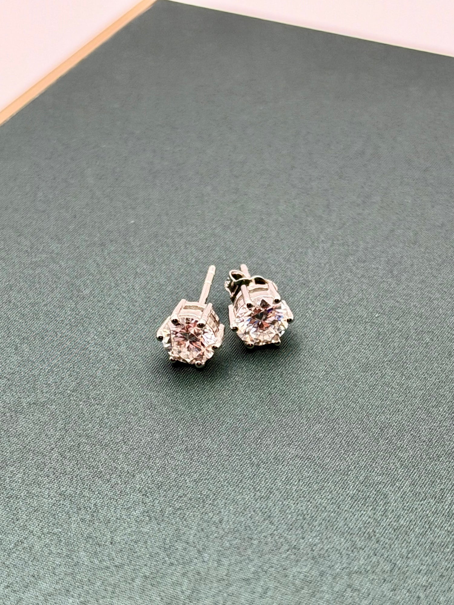 SILVER MOISSANITE EARSTUDS MM007