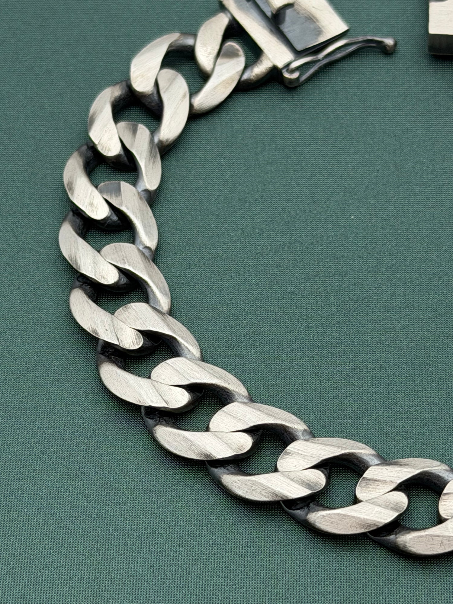 SILVER GUNMETAL BRACELET BB091