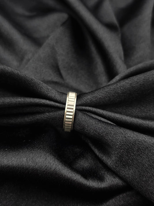 BOYS SILVER BAND SIZE 10 BR012