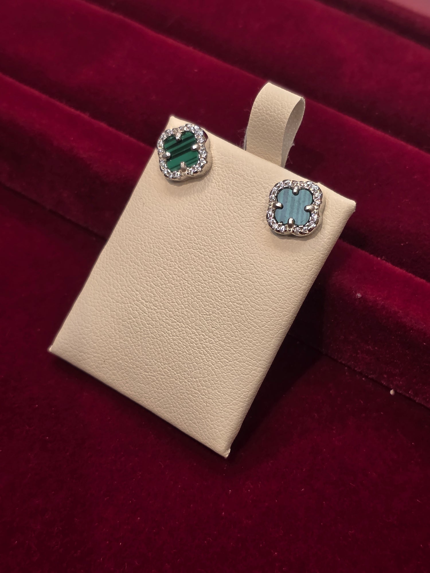 SILVER EARSTUDS GE092