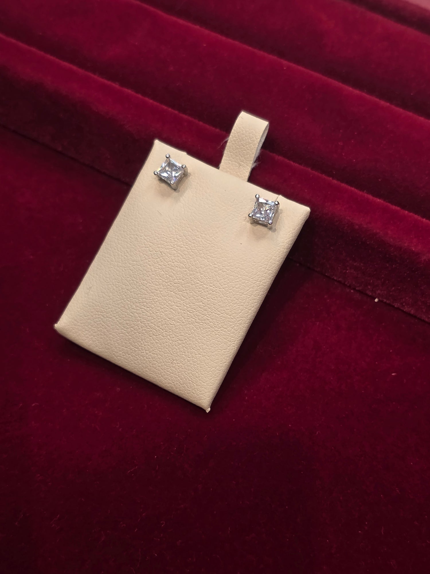 SILVER EARSTUDS GE034