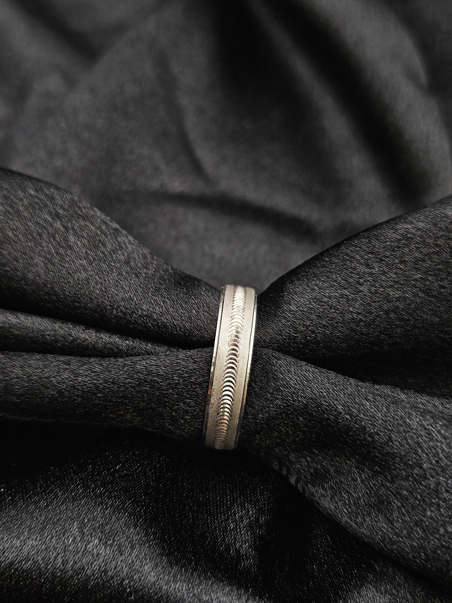 BOYS SILVER BAND SIZE 11 BR090