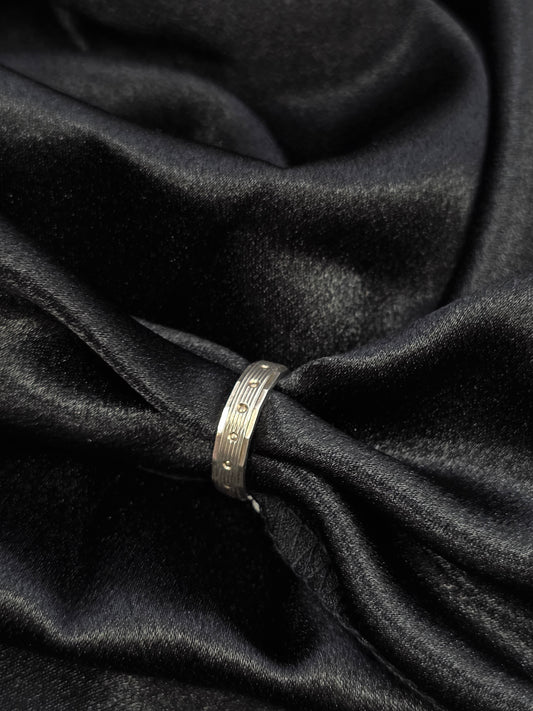 SILVER RING SIZE 6 GR064