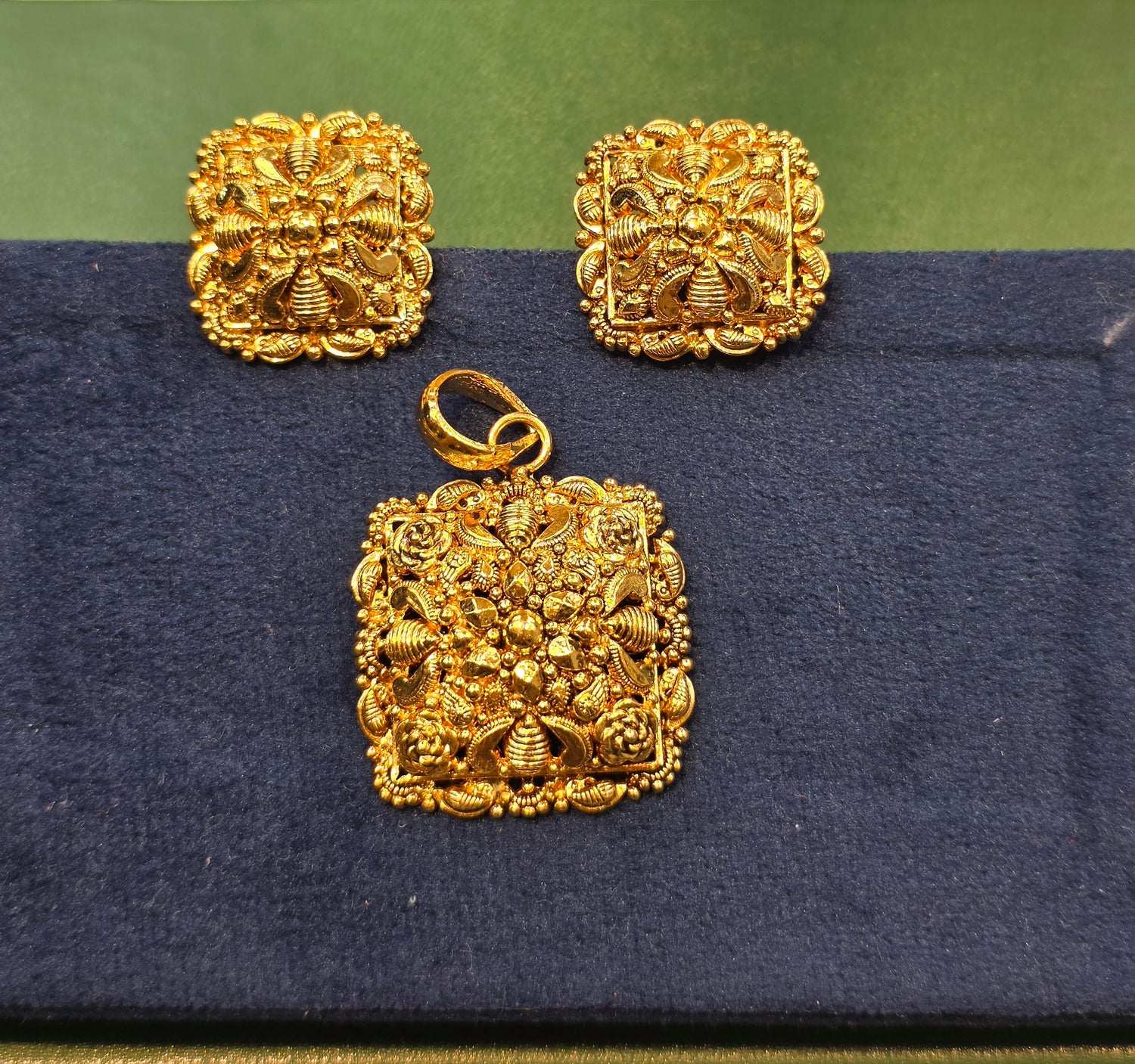 GOLD PLATED PENDANT SET