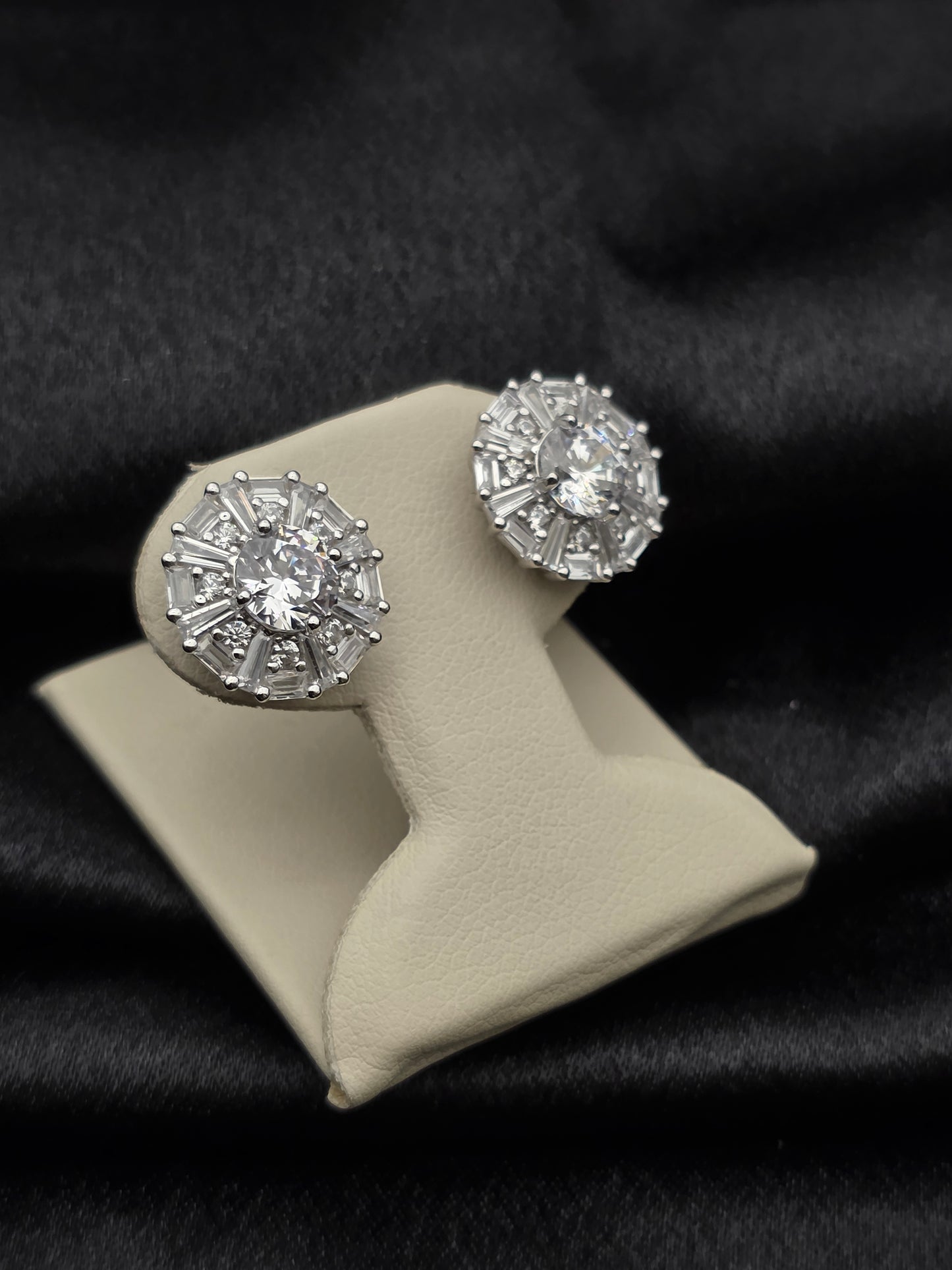 SILVER EAR STUDS GE607