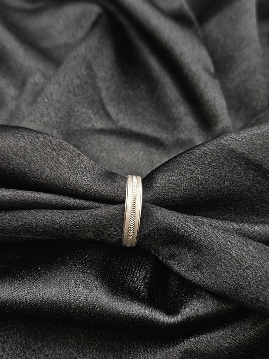 BOYS SILVER BAND SIZE 11 BR090