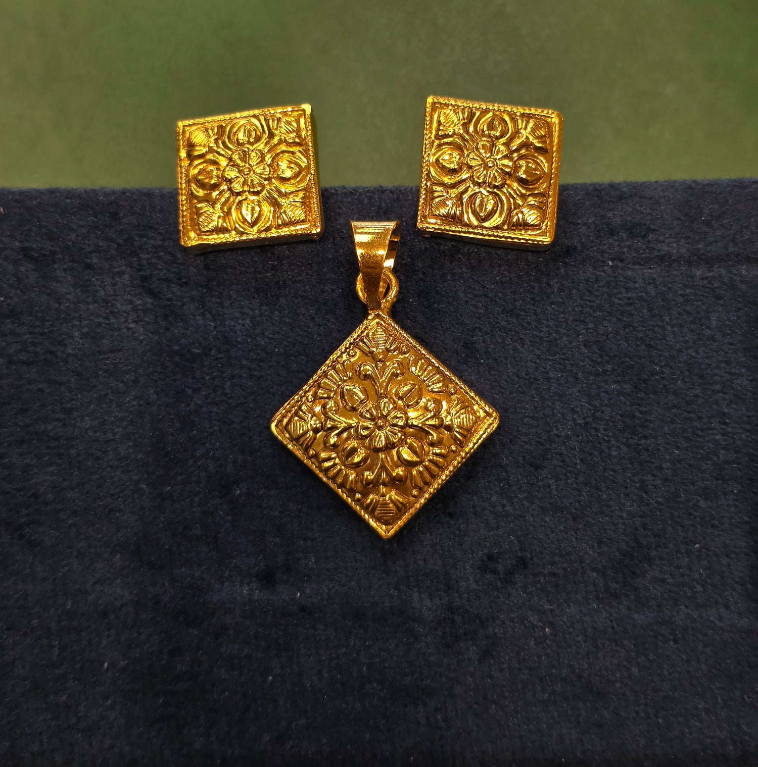 GOLD PLATED PENDANT SET