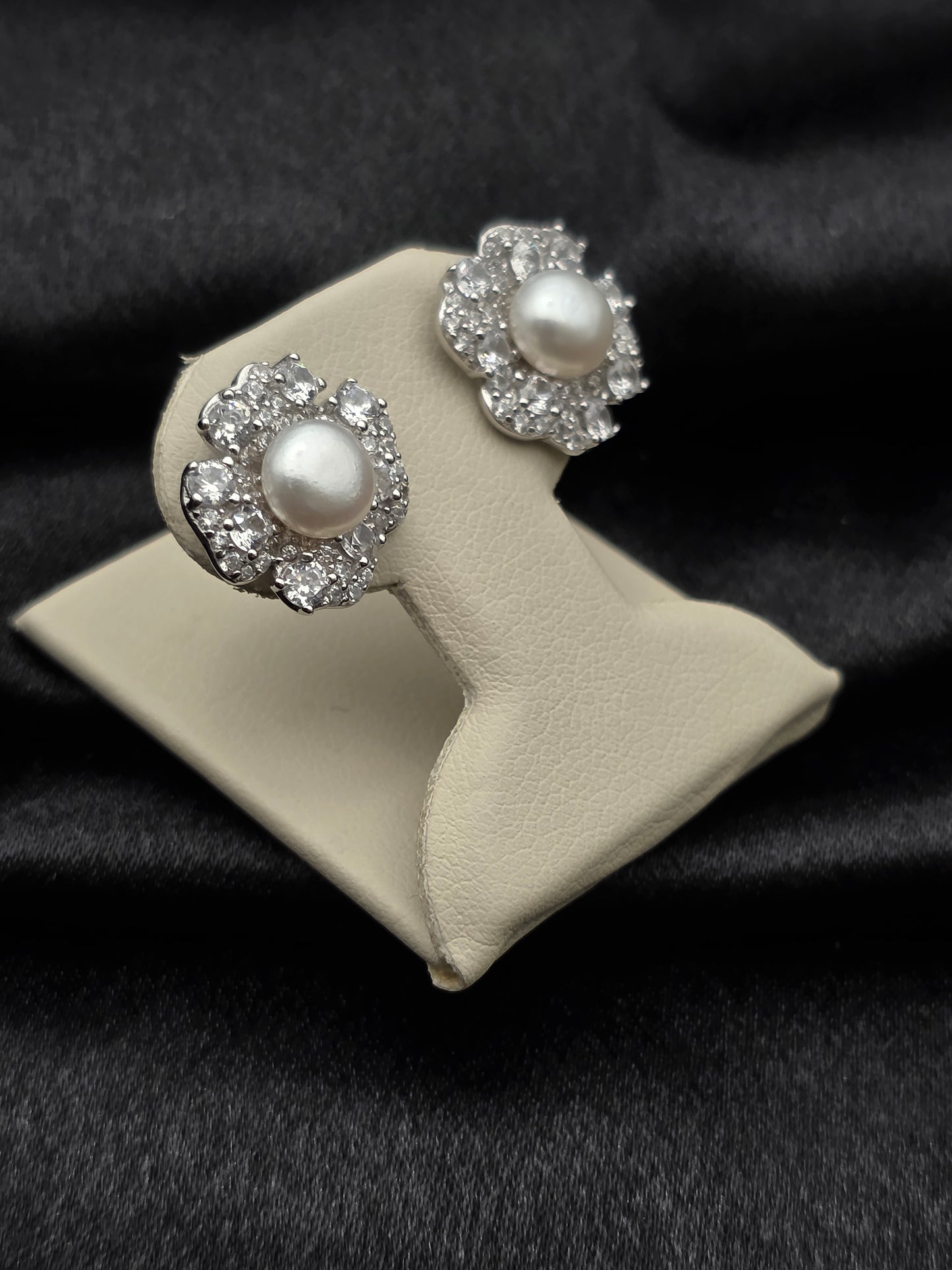 SILVER EAR STUDS GE585