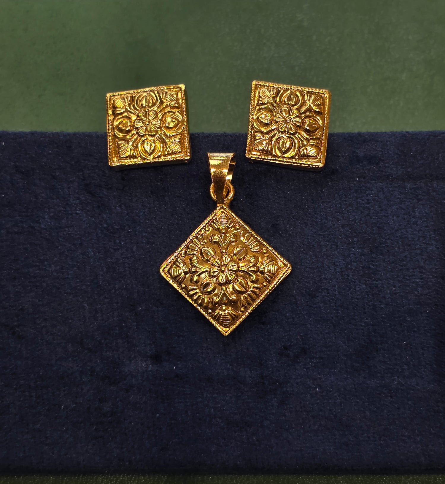 GOLD PLATED PENDANT SET