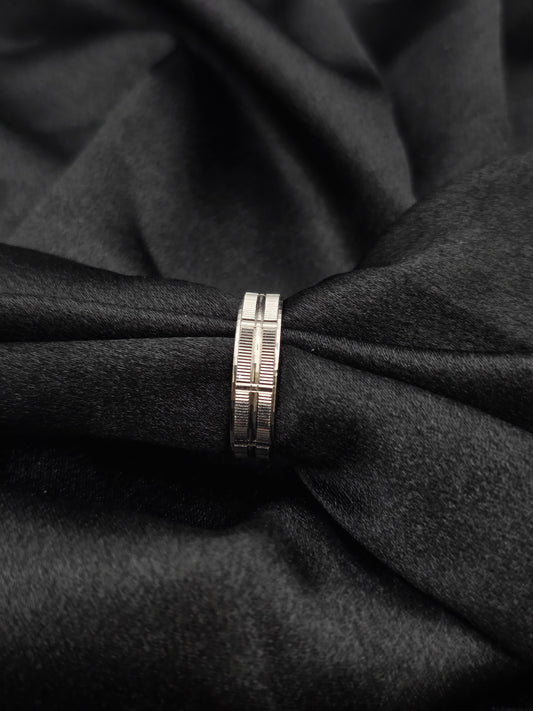 BOYS SILVER BAND SIZE 10 BR020