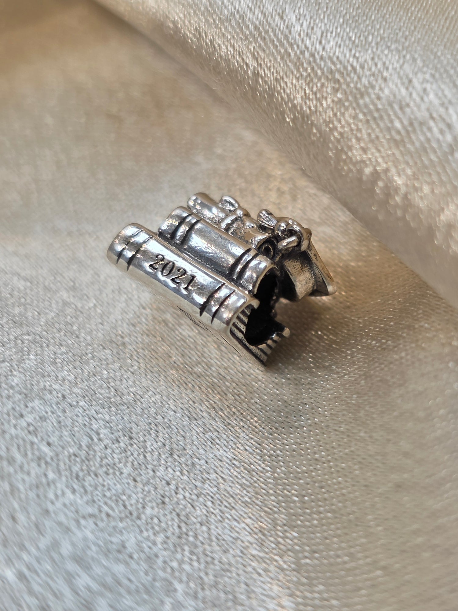 PANDORA GRADUATION CAP,BOOK & SCROLL CHARM PC250