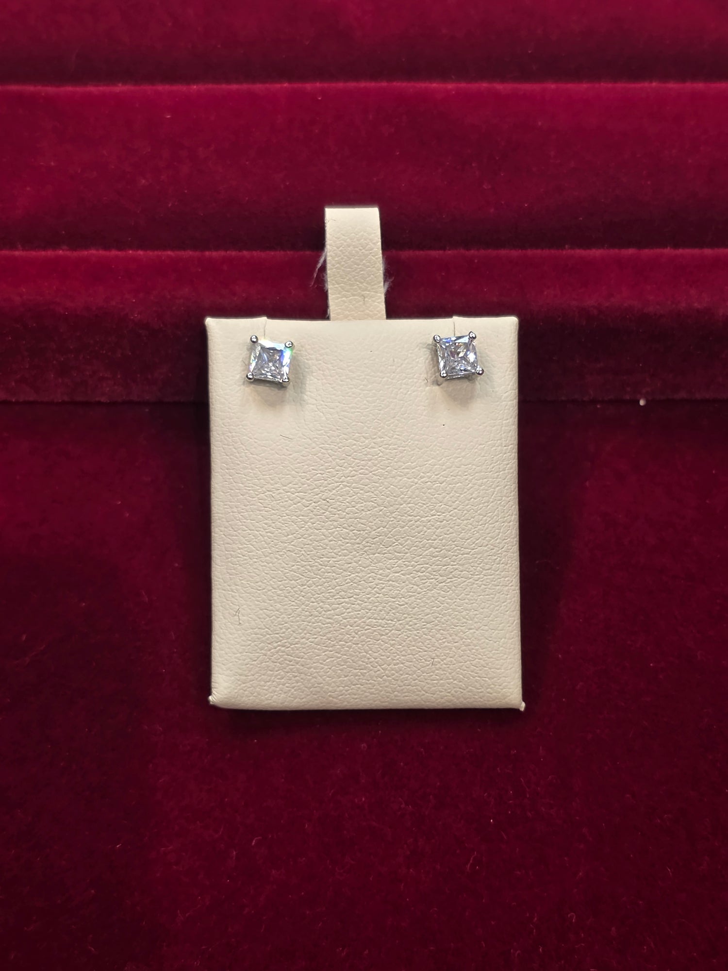 SILVER EARSTUDS GE034