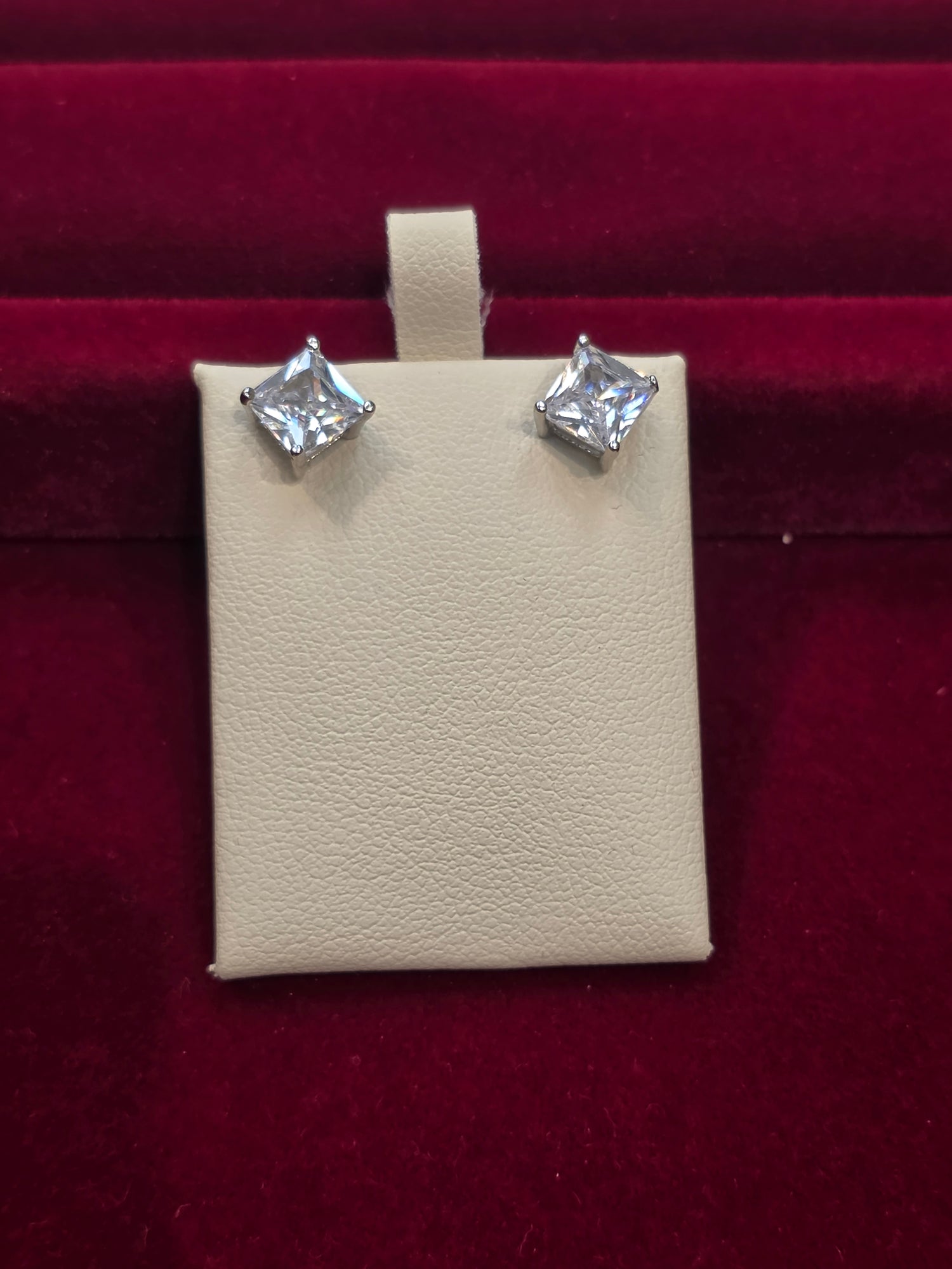 SILVER EARSTUDS GE896