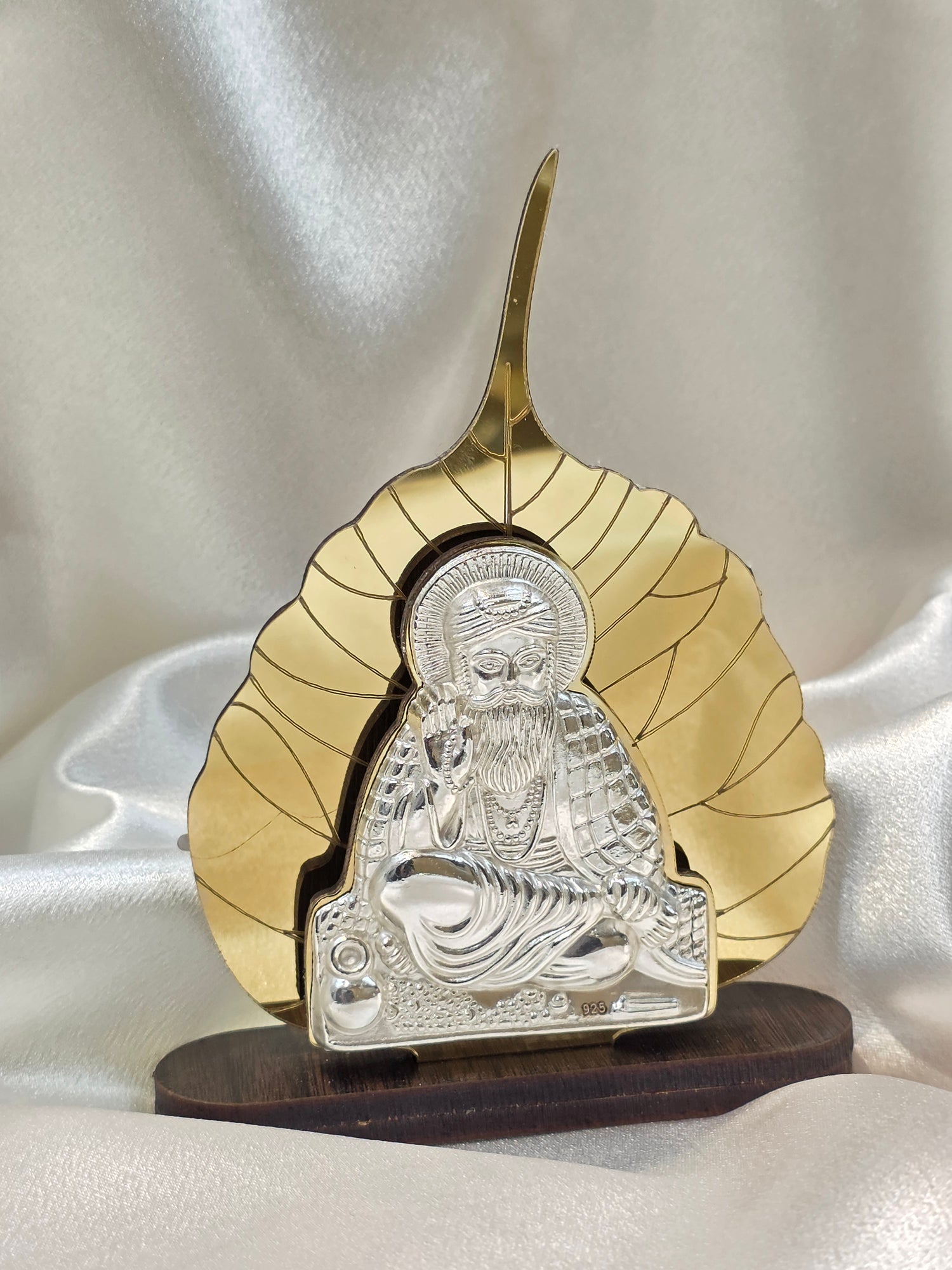 PURE SILVER GURU NANAK DEV JI IDOL ON WOODEN-PEEPAL LEAF AC286