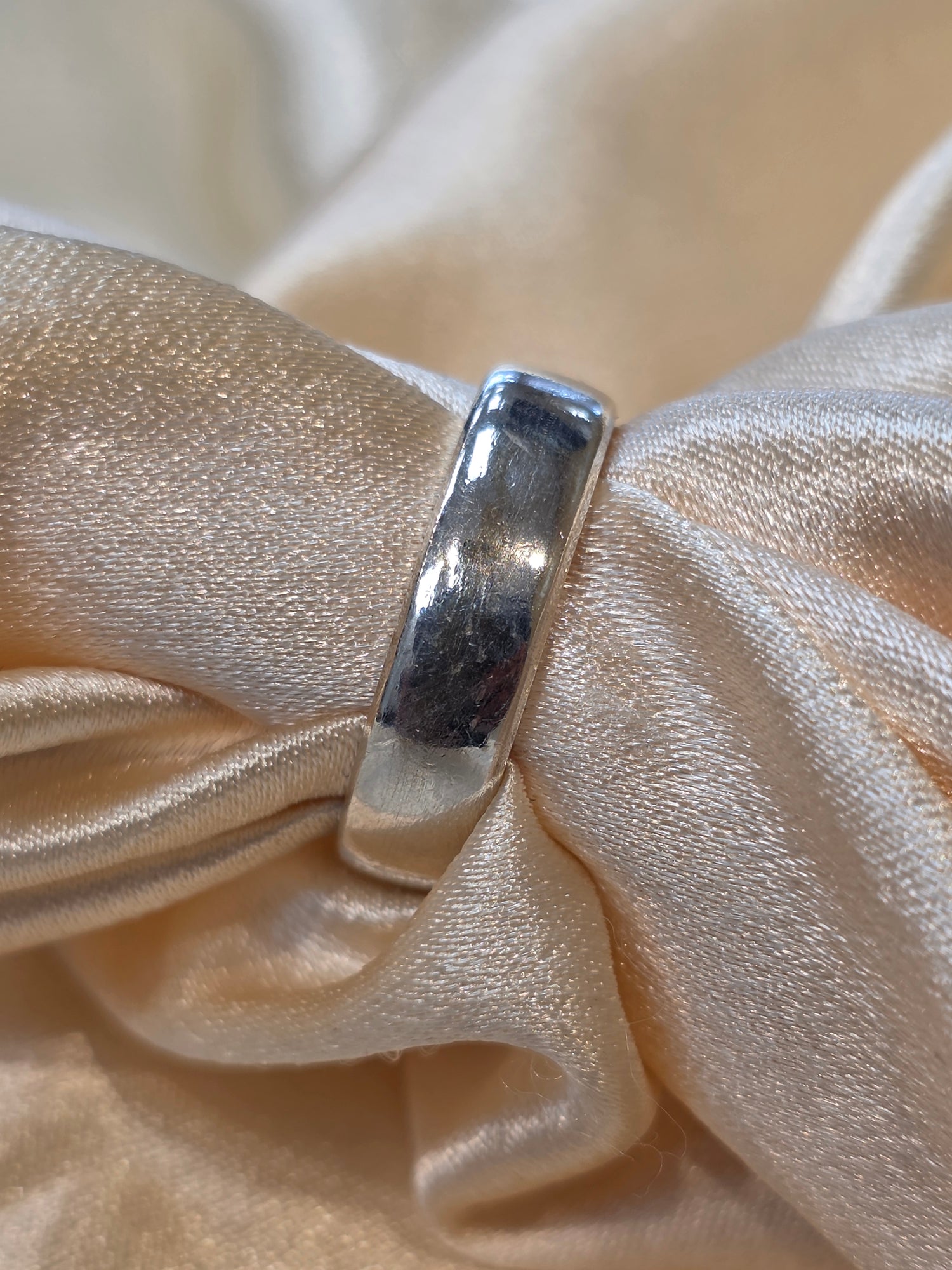 PLAIN SILVER BAND SIZE 8 GR778