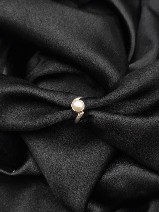 PEARL SILVER RING SIZE 4 GR348