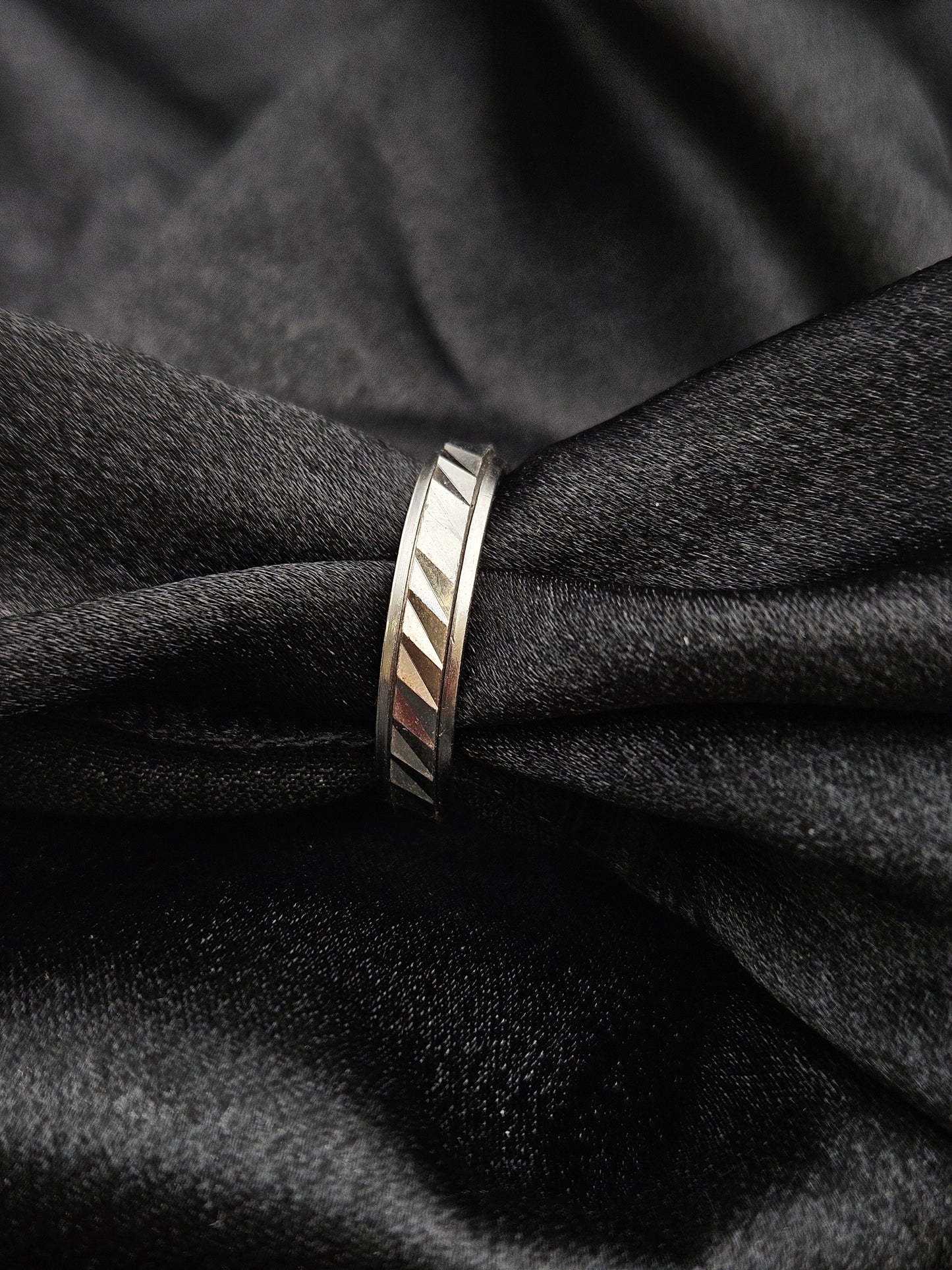 BOYS SILVER BAND SIZE12 BR096