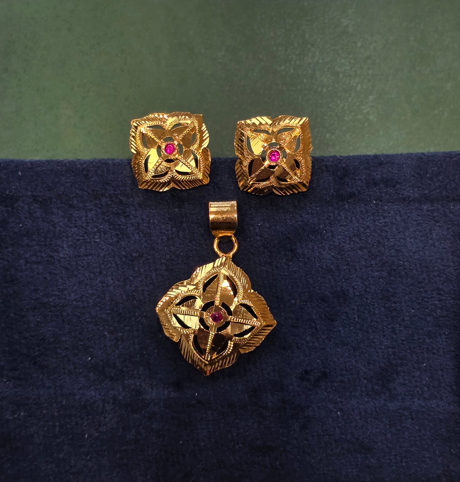 GOLD PLATED PENDANT SET