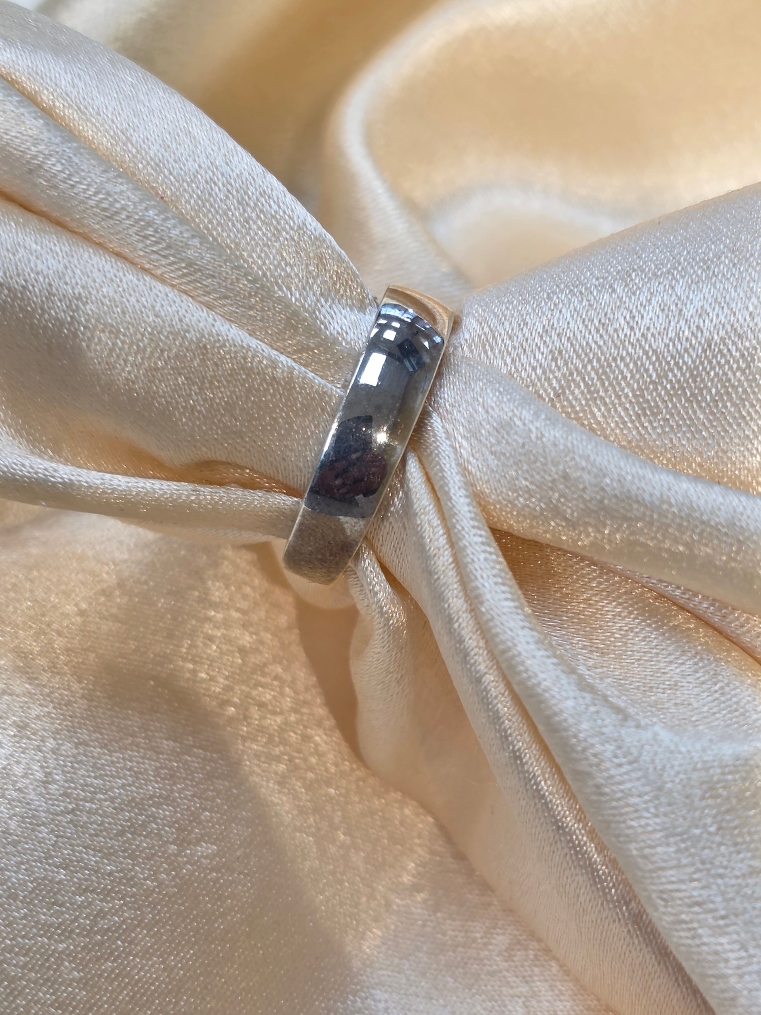 SILVER PLAIN BAND SIZE 7 GR208