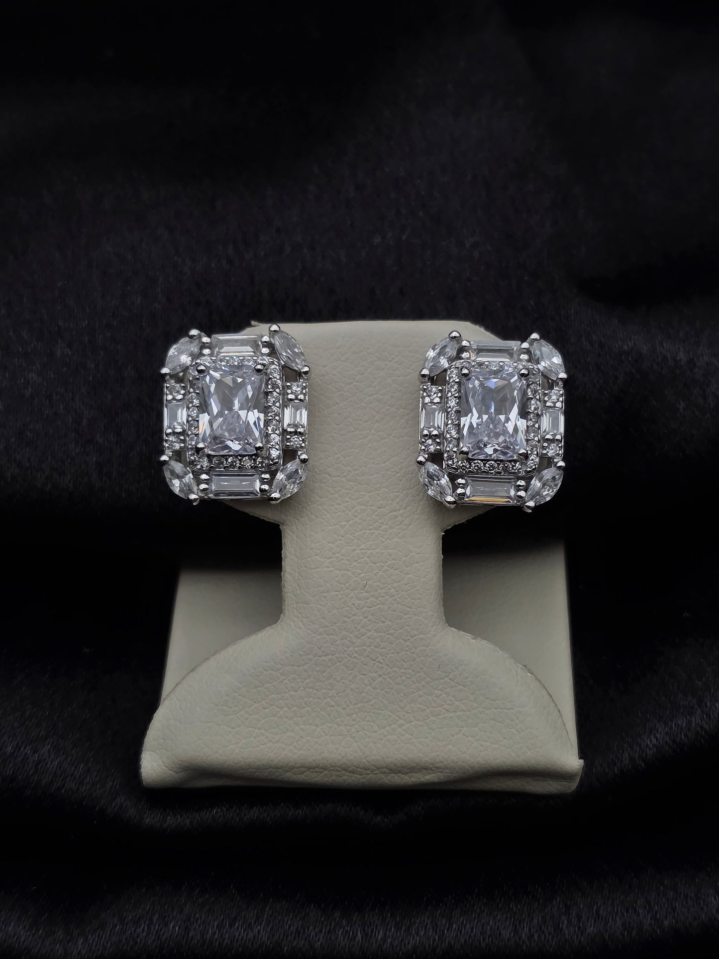 SILVER EAR STUDS GE599