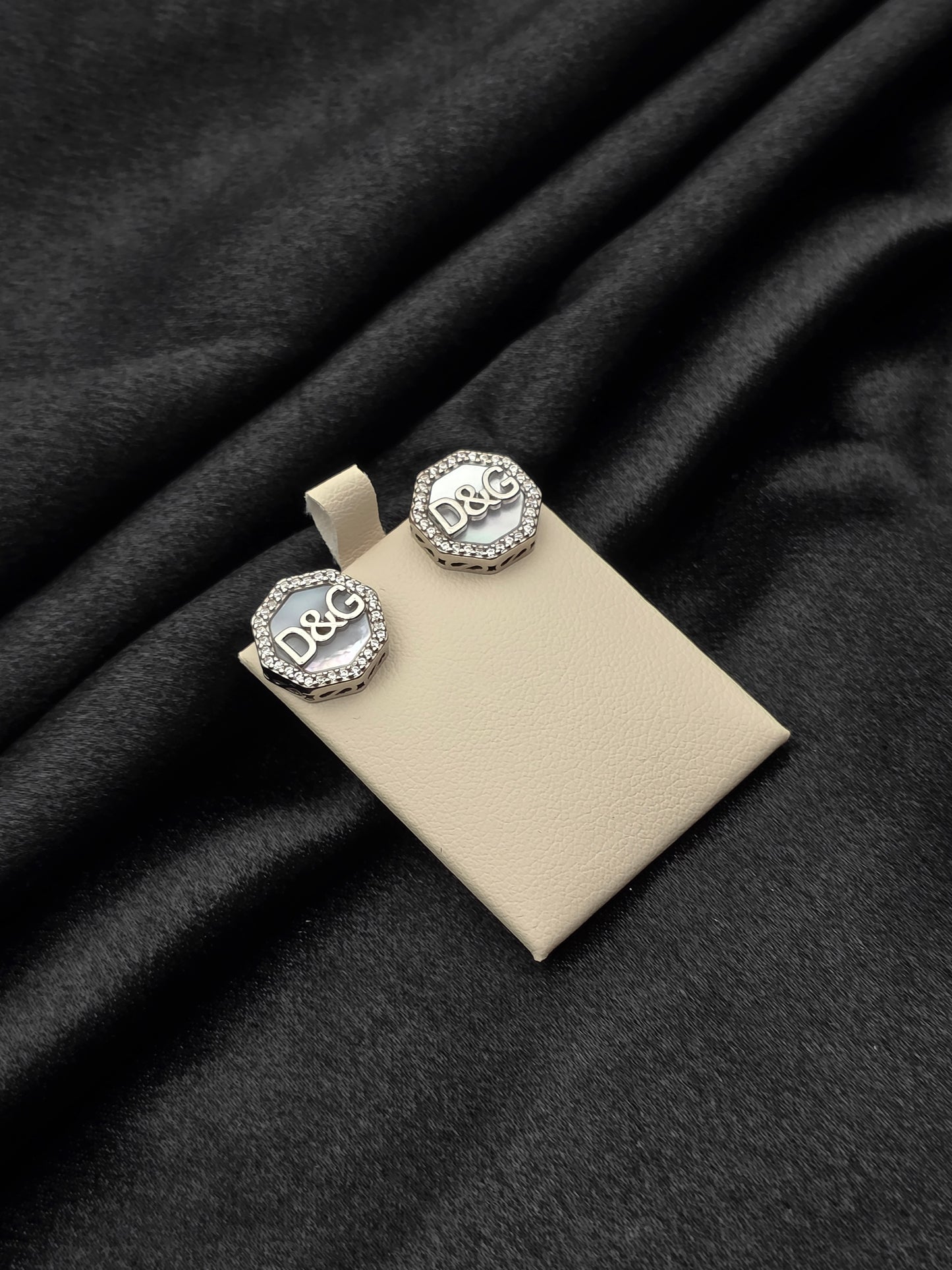 SILVER EAR STUDS GE037