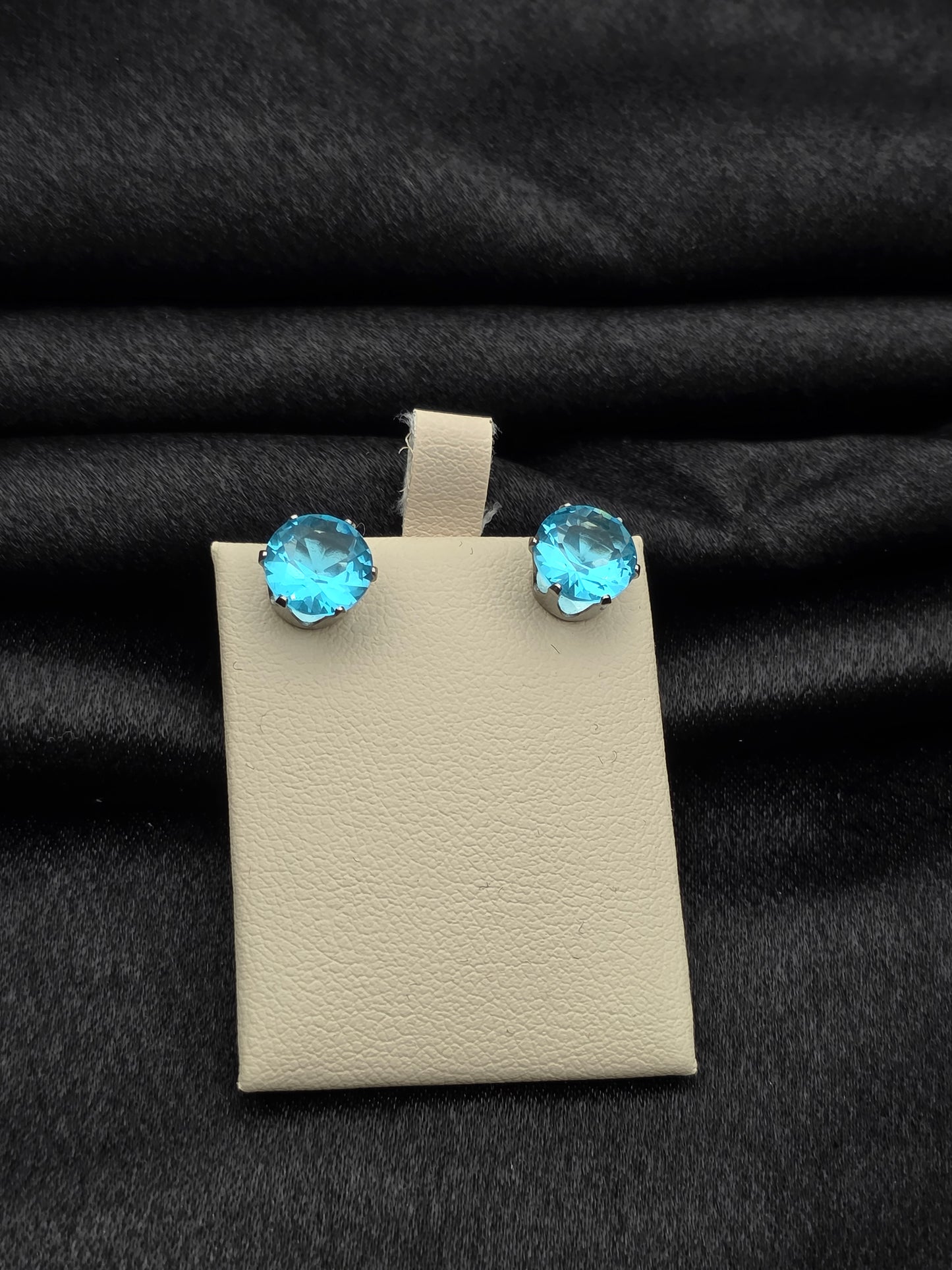 SILVER EAR STUDS GE149