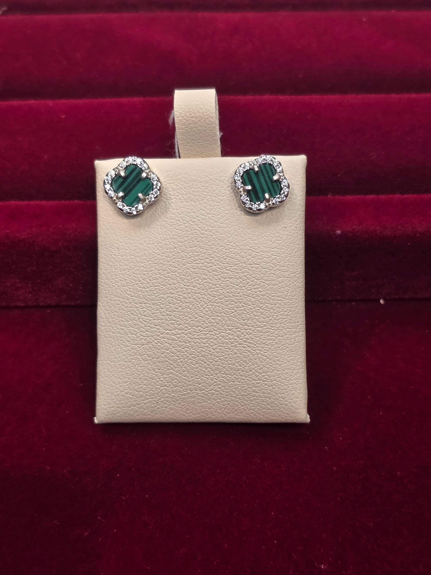 SILVER EARSTUDS GE092