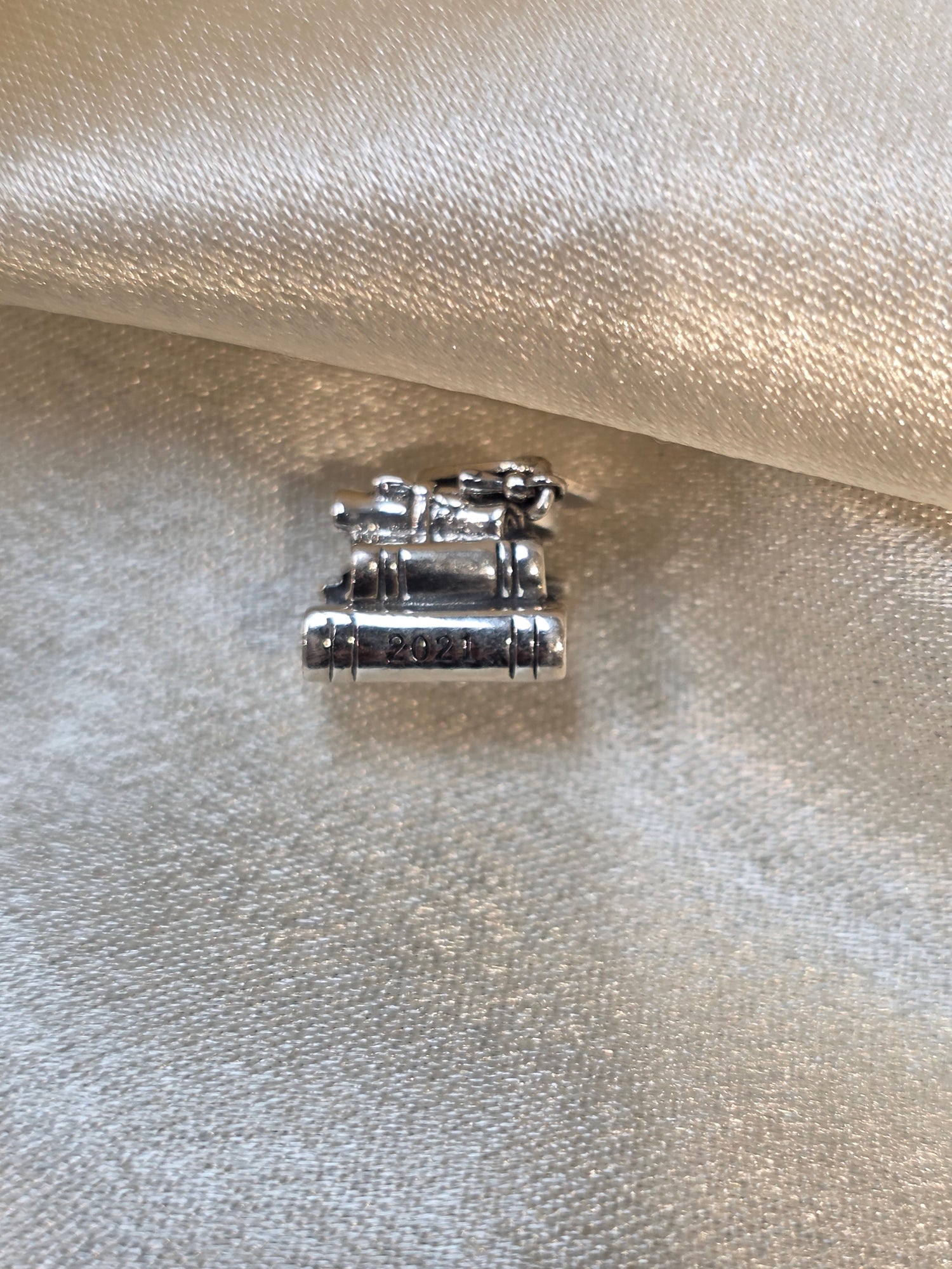PANDORA GRADUATION CAP,BOOK & SCROLL CHARM PC250