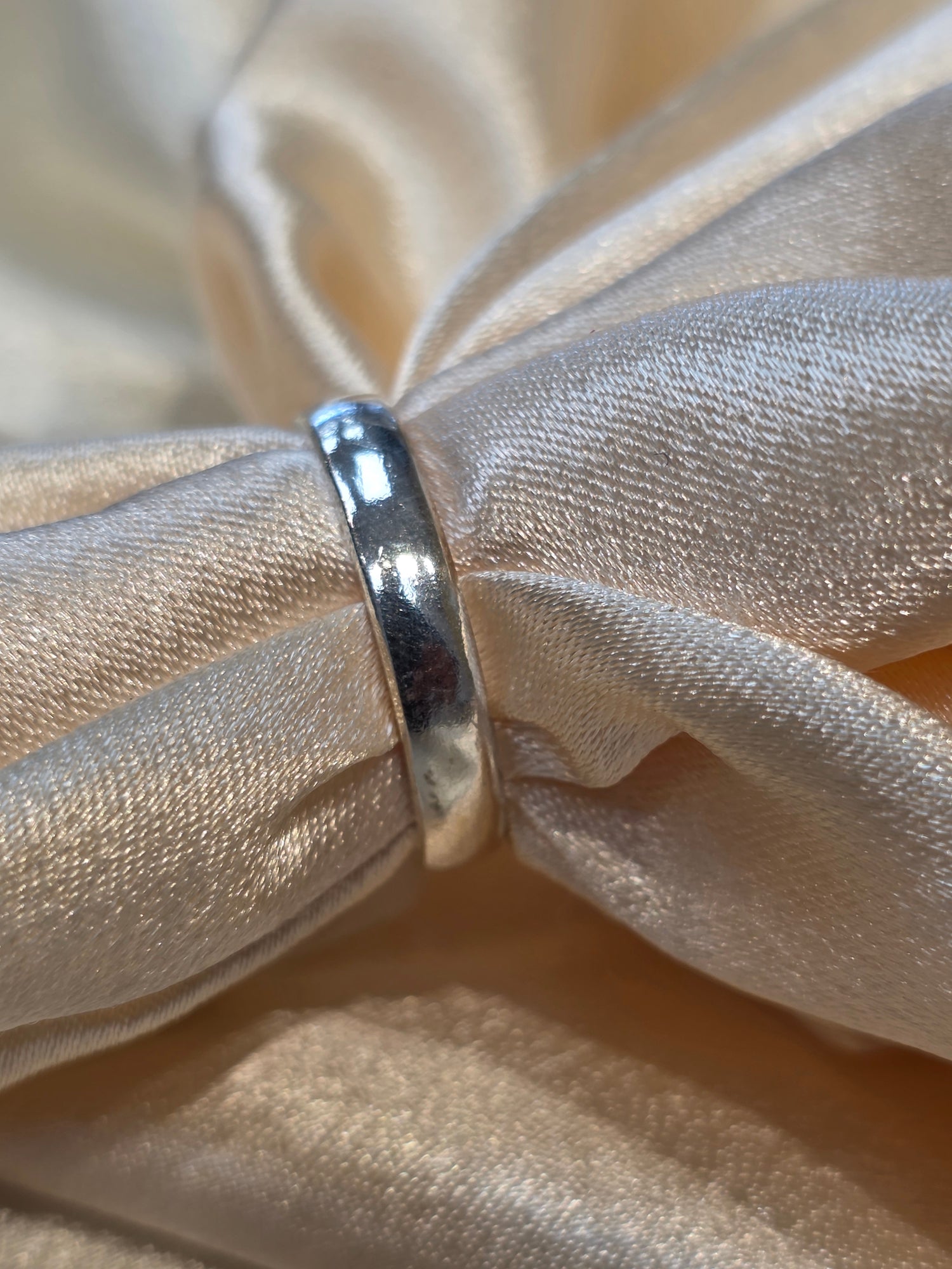 PLAIN SILVER BAND SIZE 8 GR785