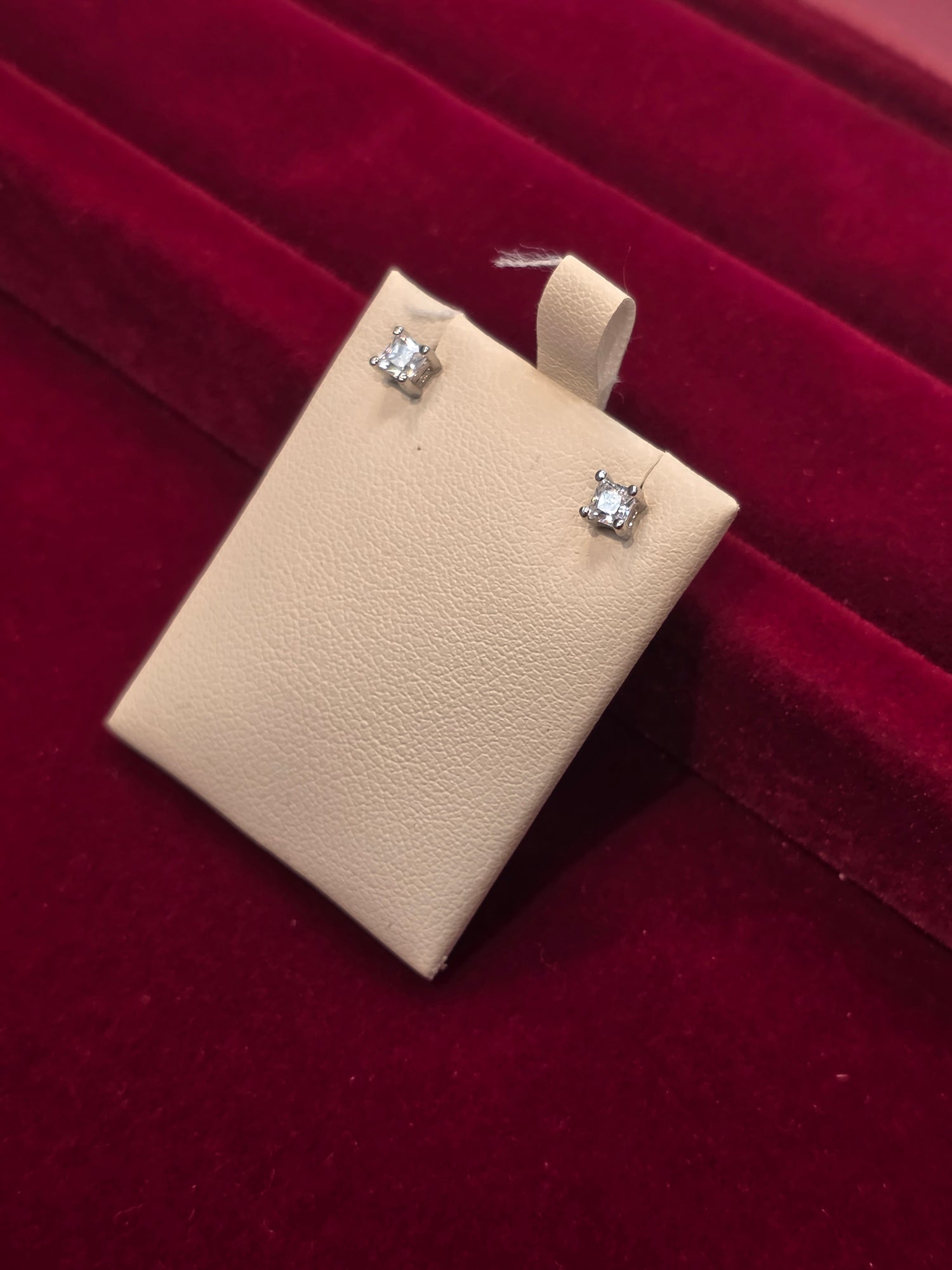 SILVER EARSTUDS GE017