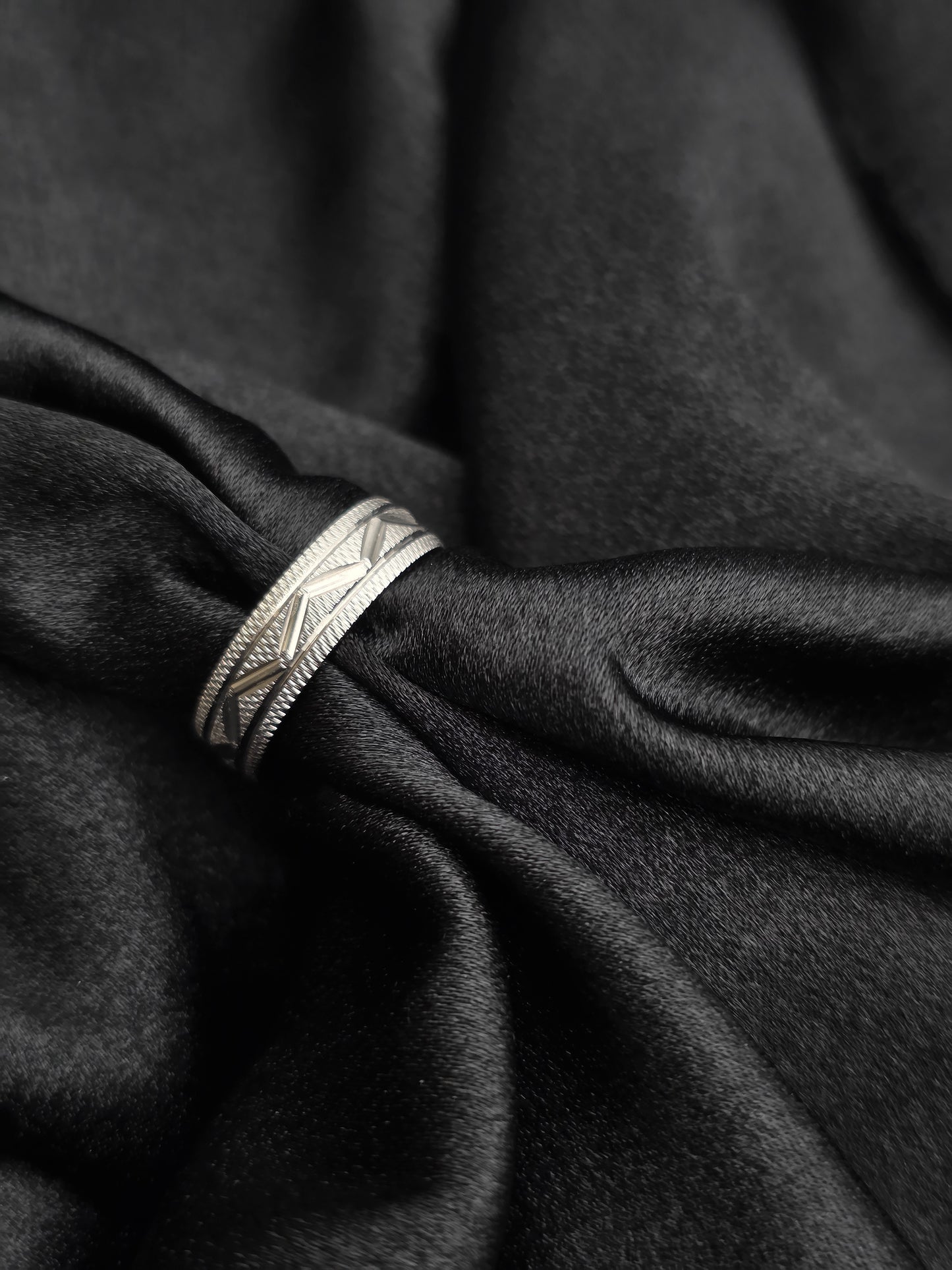 BOYS SILVER BAND SIZE 9 BR064