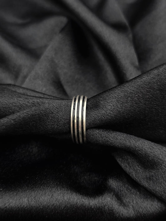 BOYS SILVER BAND SIZE 10 BR014