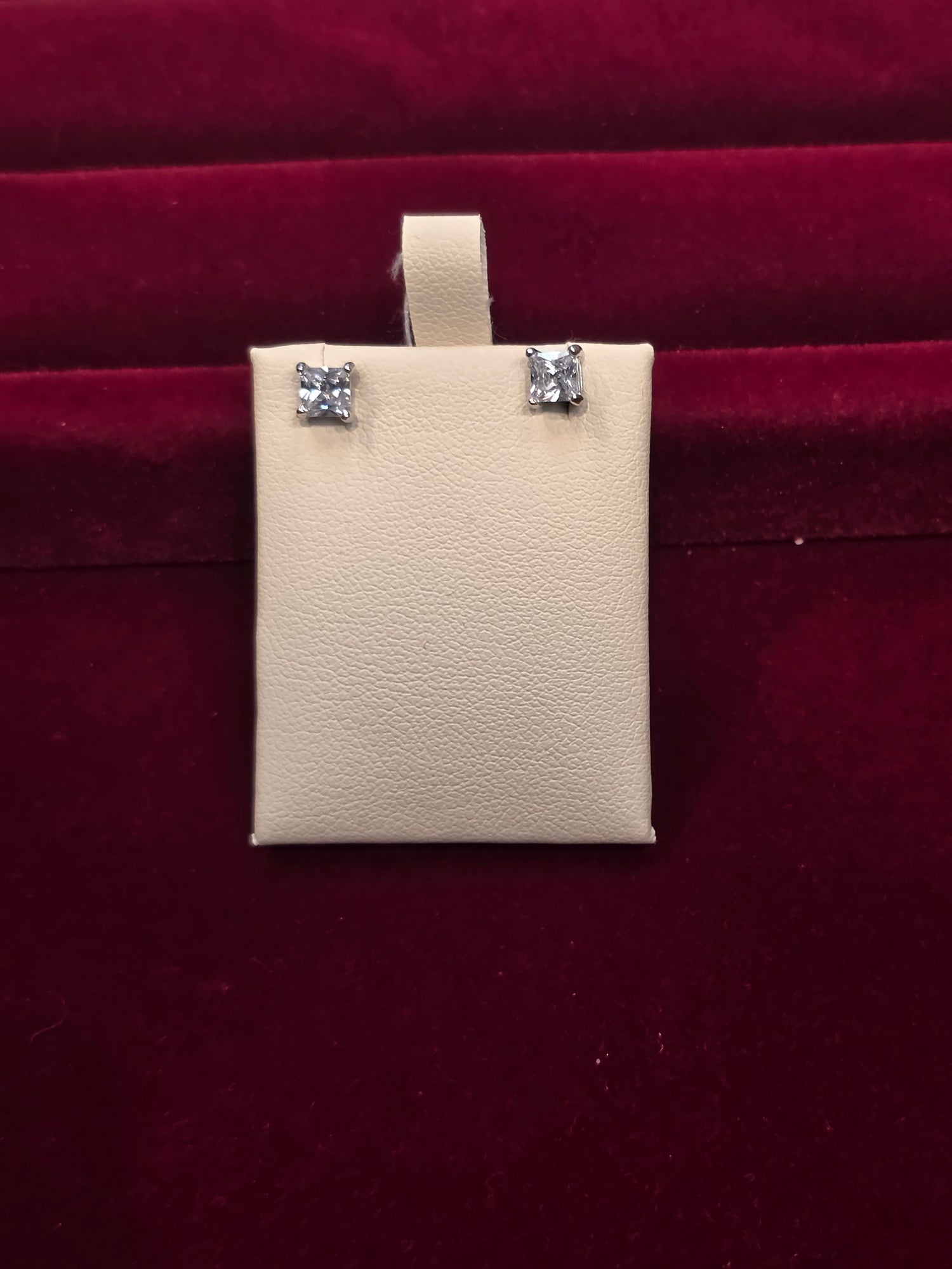 SILVER EARSTUDS GE433