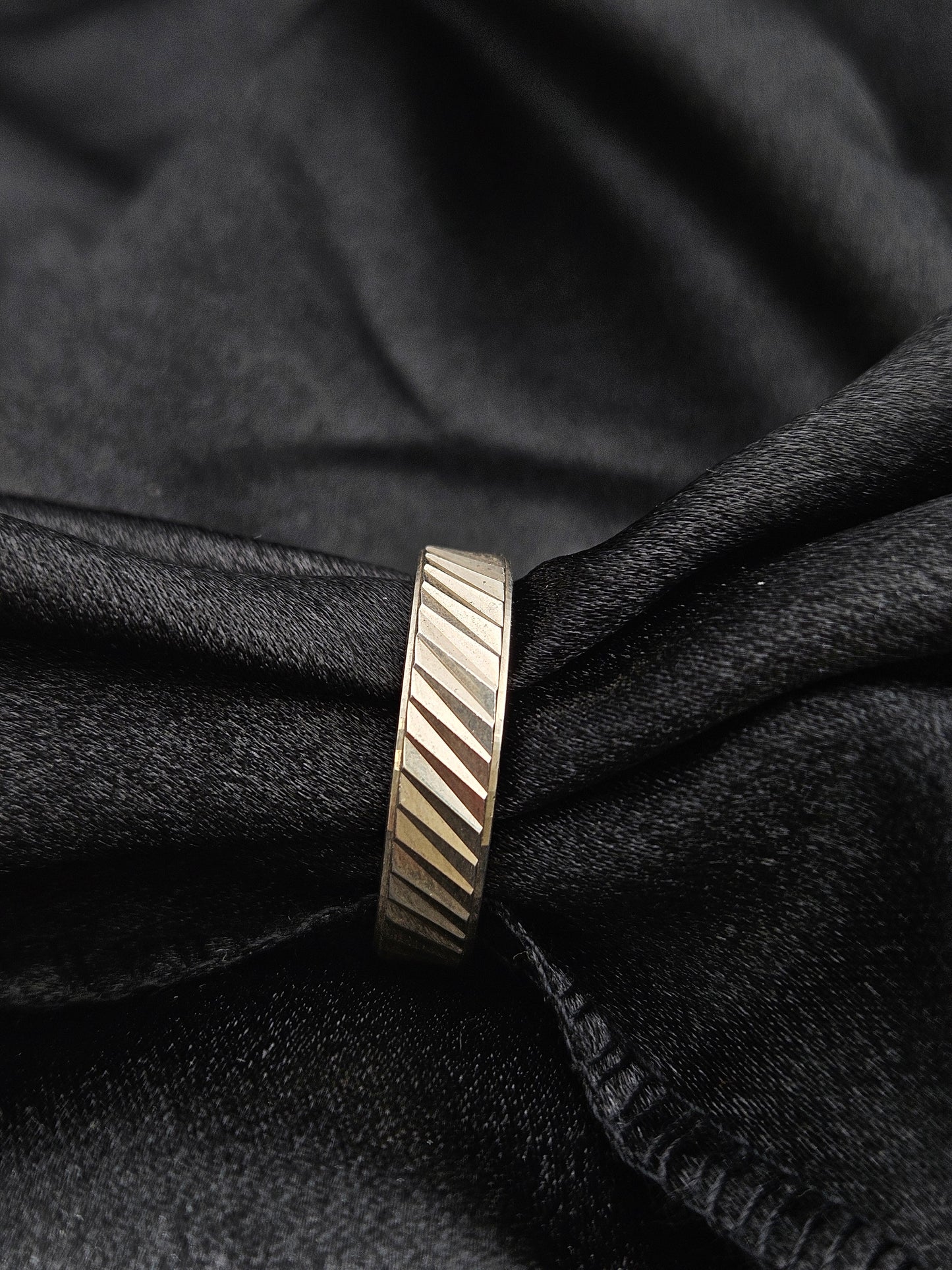BOYS SILVER BAND SIZE11 BR082
