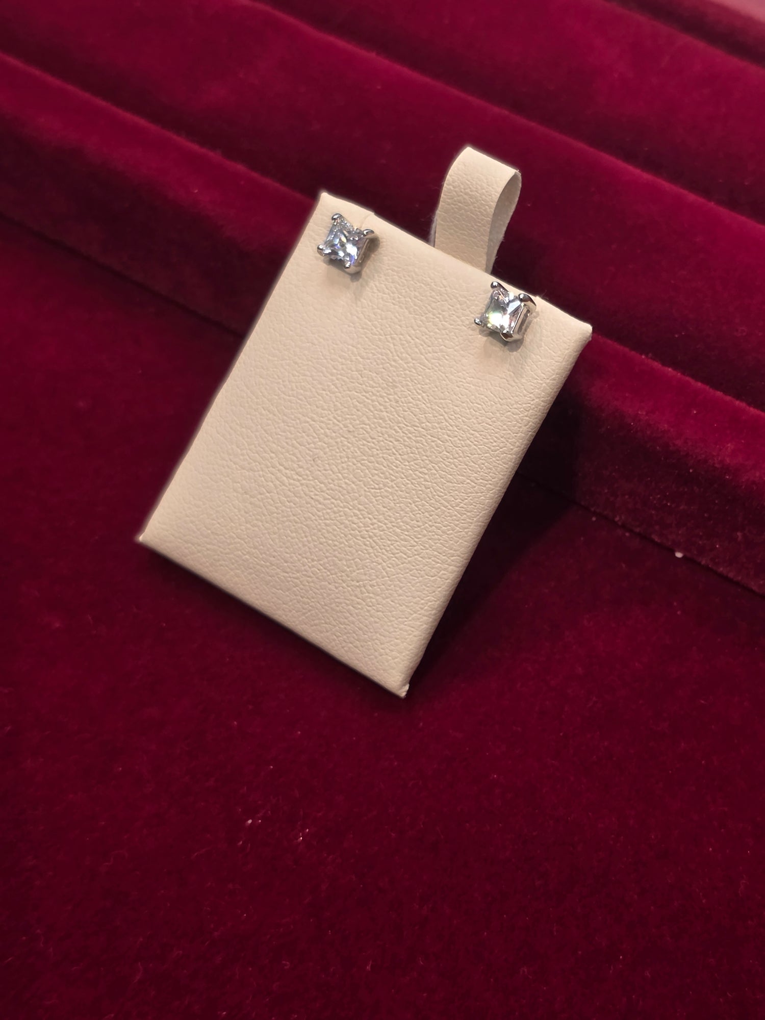 SILVER EARSTUDS GE433