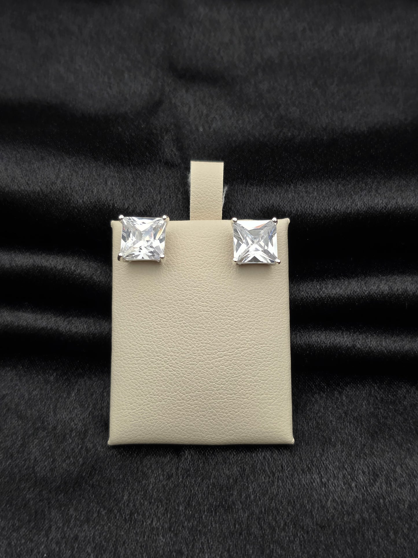SILVER EAR STUDS GE551