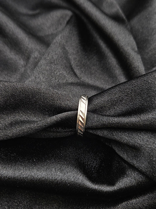 BOYS SILVER BAND SIZE12 BR096