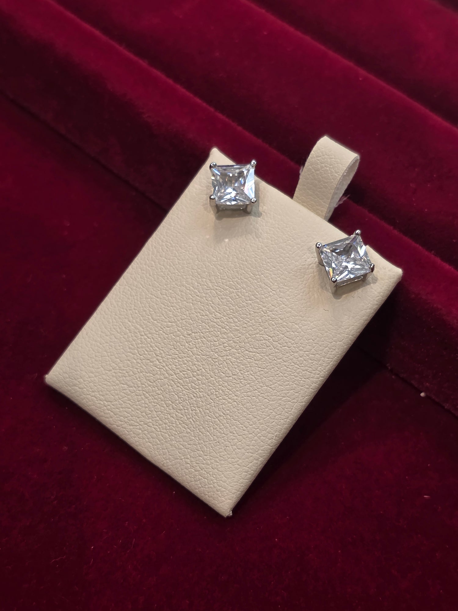 SILVER EARSTUDS GE896