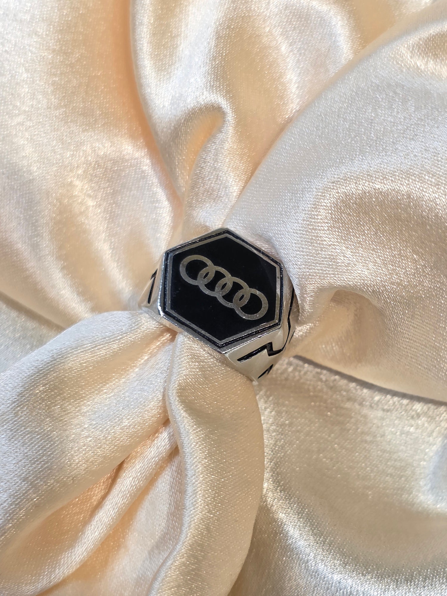 BOYS SILVER RING SIZE 8 BR004