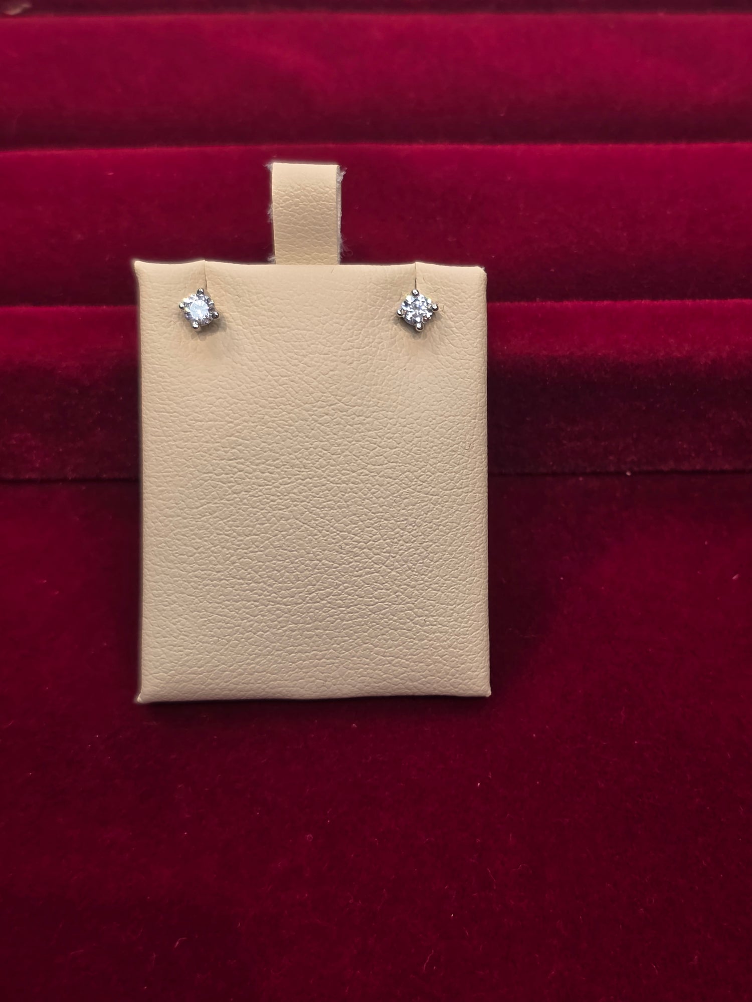 SILVER EARSTUDS GE015