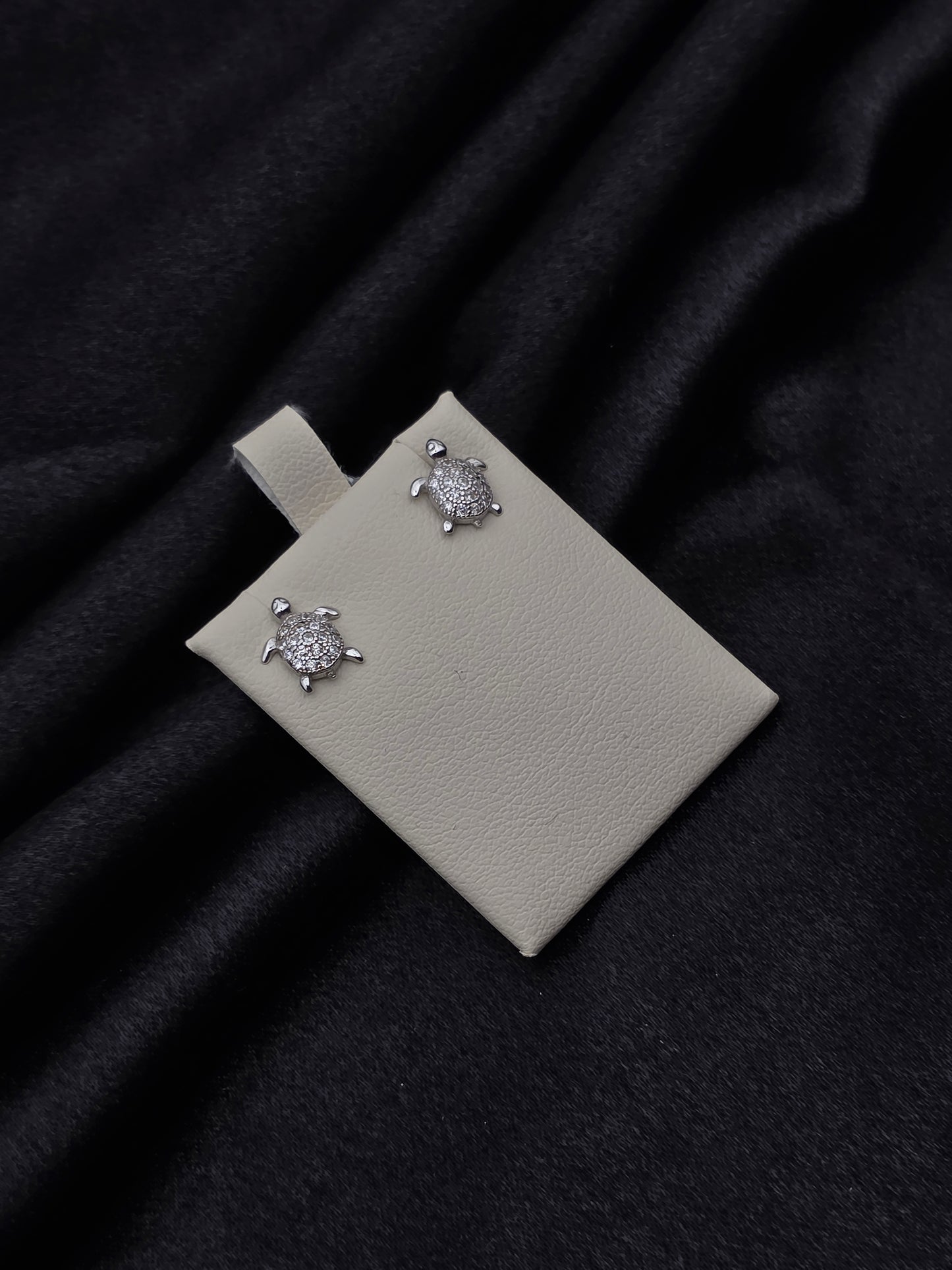 SILVER EAR STUDS GE048