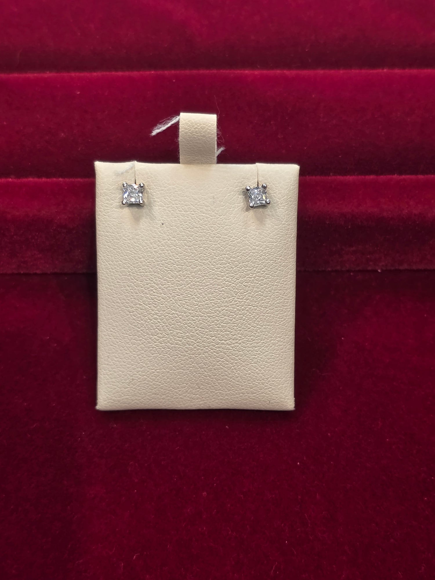 SILVER EARSTUDS GE017